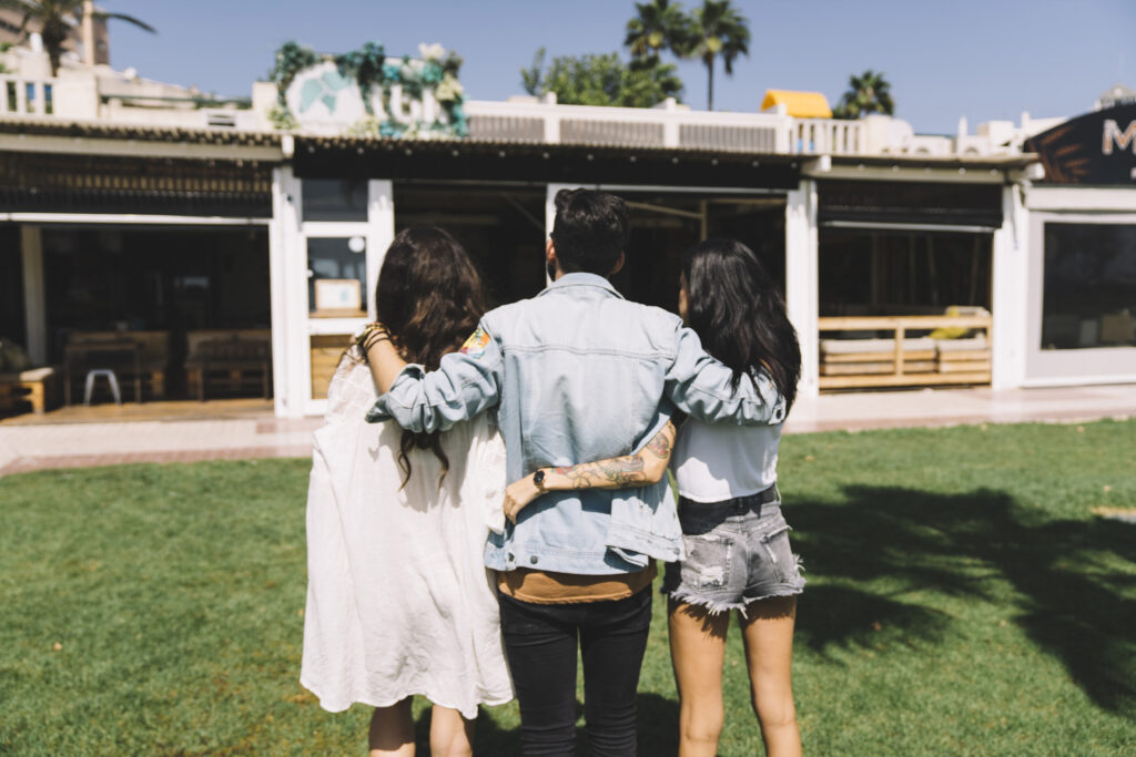 friends-walking-towards-bar